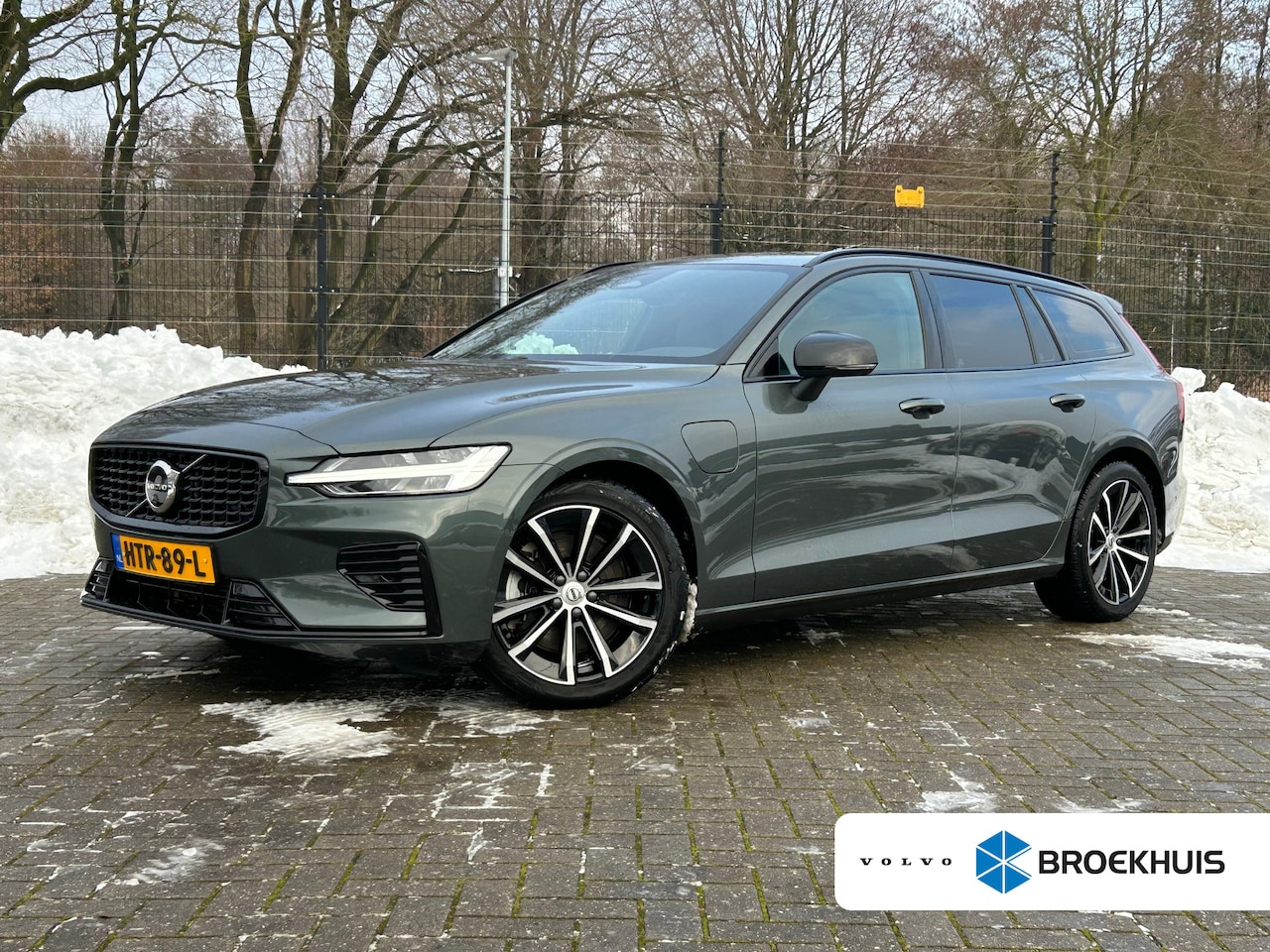 Volvo V60 - 2.0 T6 Plug-in hybrid AWD Plus Dark | Forest Lake! | 360 camera | Trekhaak | All-seasons | - AutoWereld.nl