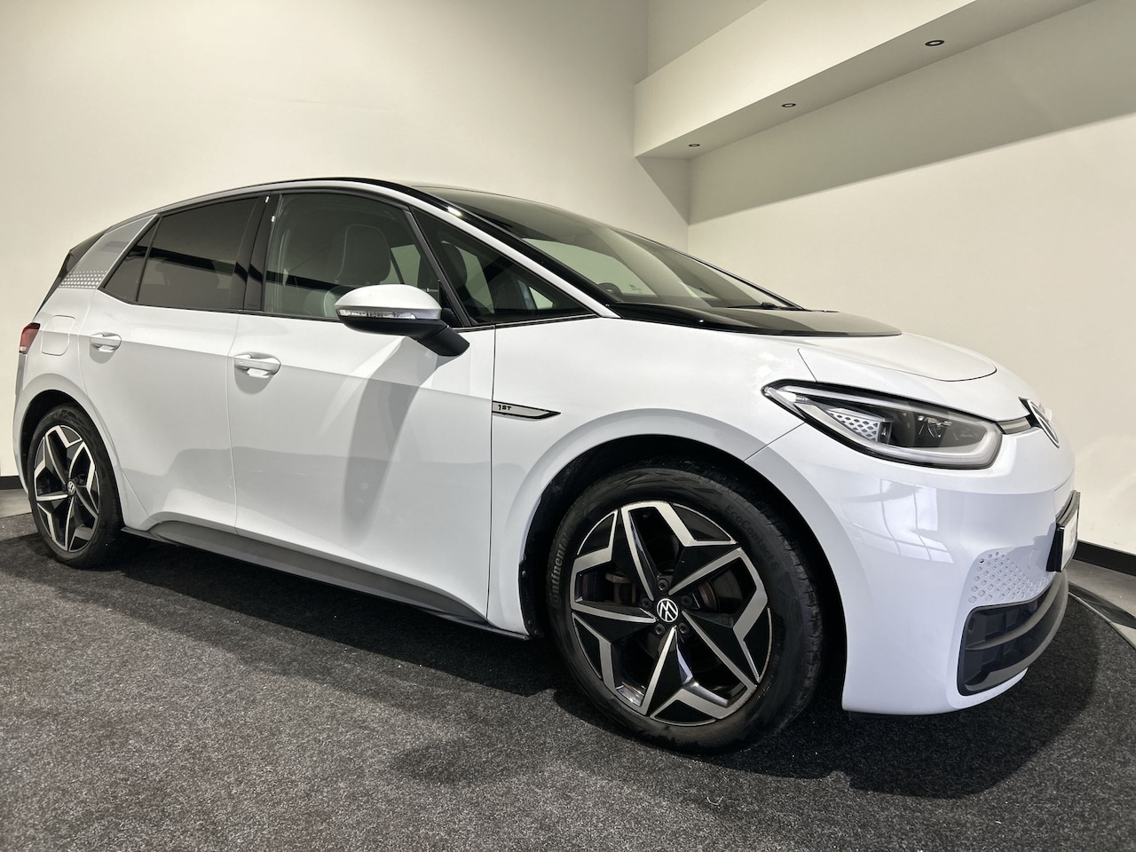 Volkswagen ID.3 - First Plus 58 kWh Parkeersensoen | Zwart dak - AutoWereld.nl