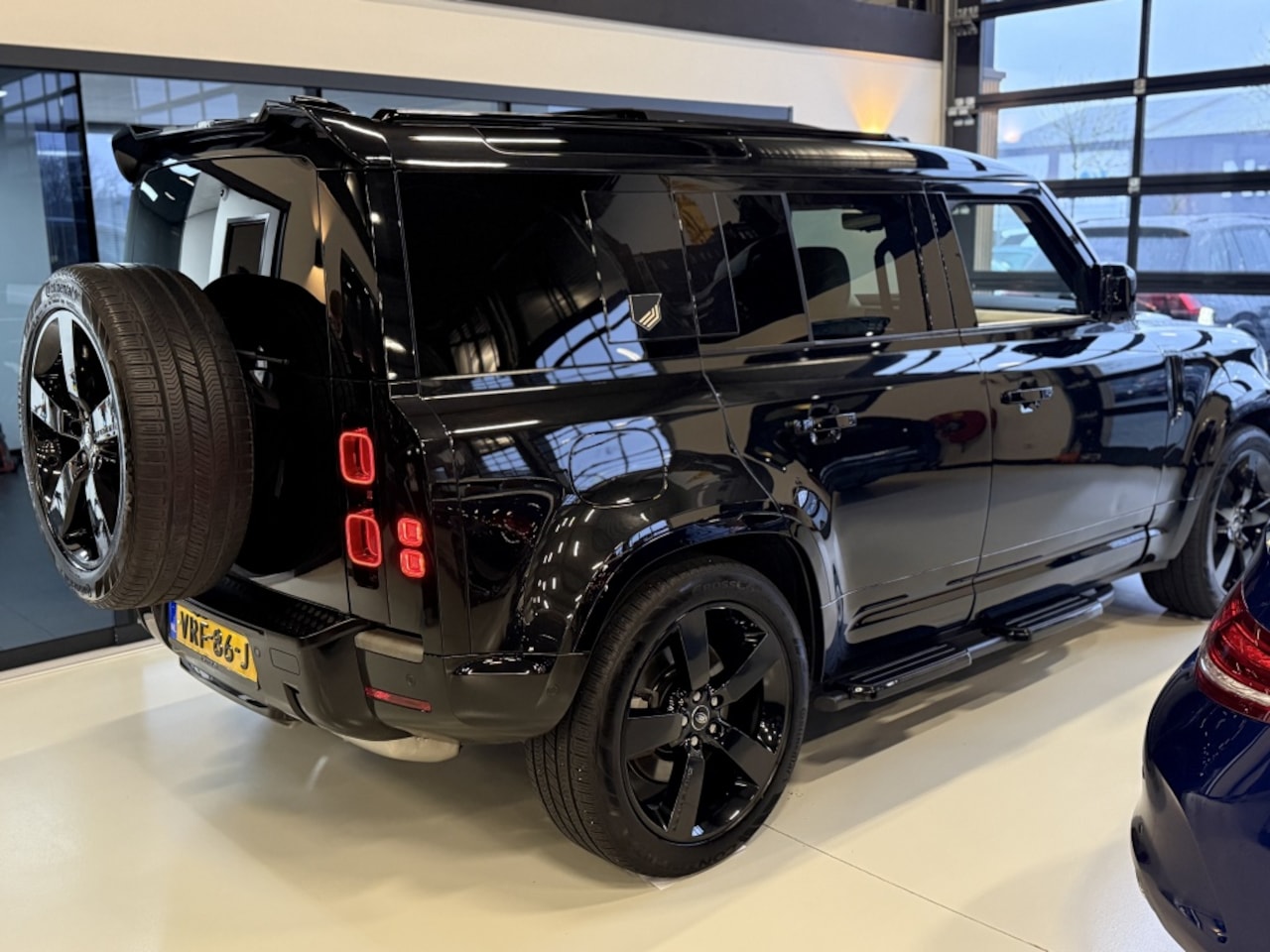 Land Rover Defender 110 - 3.0 D250 MHEV X-Dynamic SE Heritage Custom / grijs kenteken - AutoWereld.nl