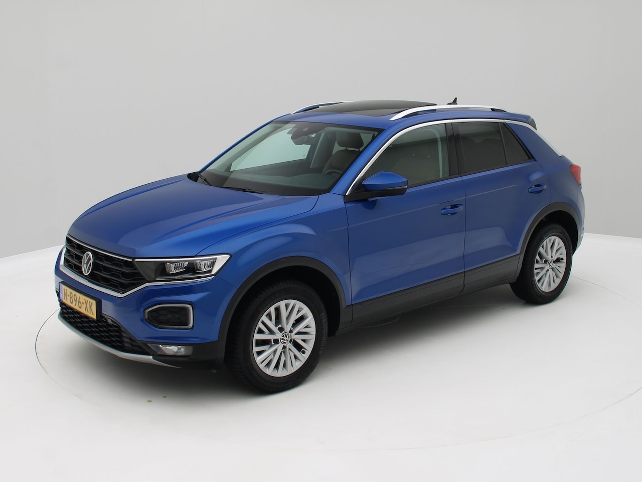 Volkswagen T-Roc - 1.5 TSI Style Business Panorama / Leder / Trekh. / Origineel NL - AutoWereld.nl