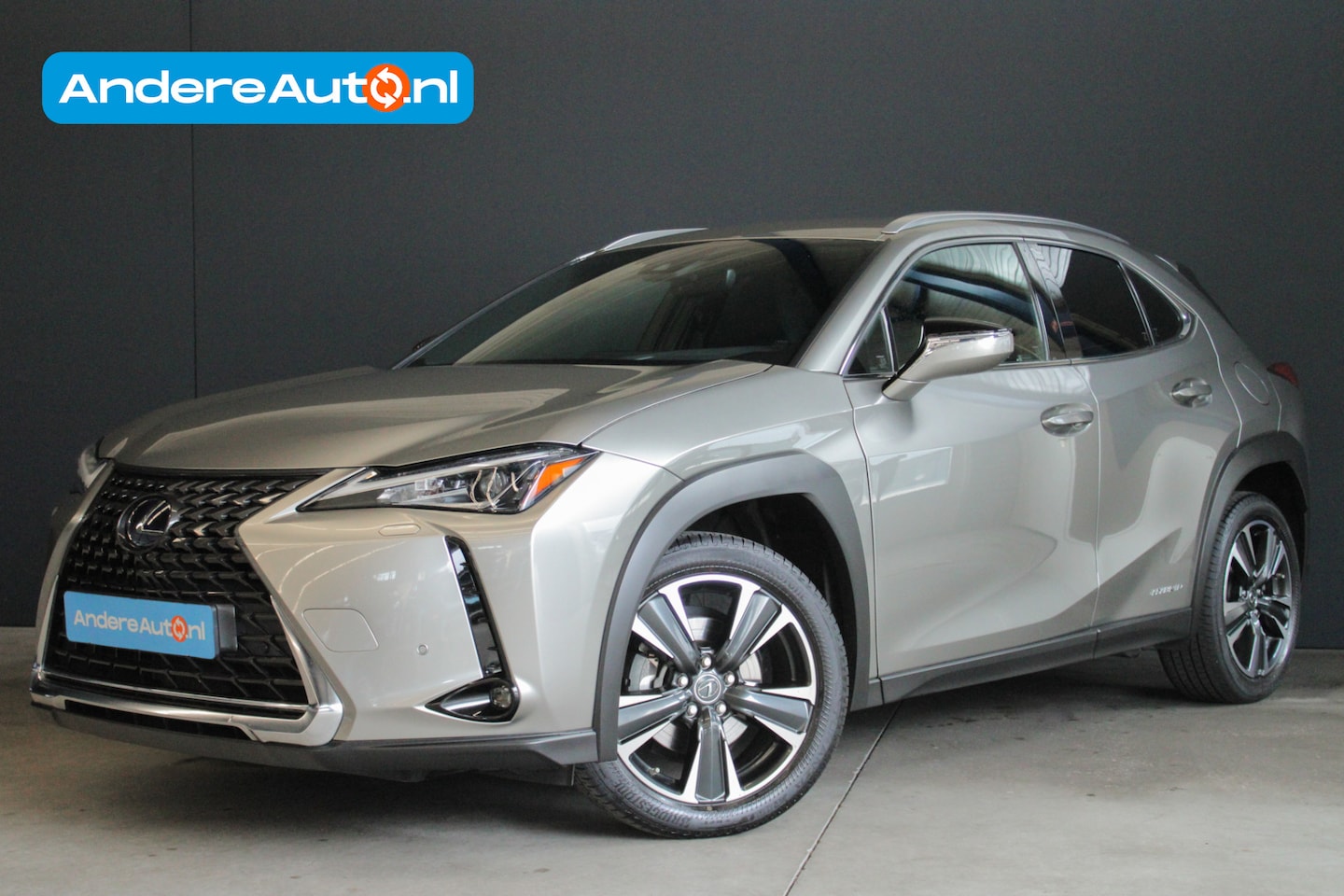 Lexus UX - 250h Preference Line |stoel/stuurverwarming|parkeersensoren|18"|Apple/Android|ACC| - AutoWereld.nl