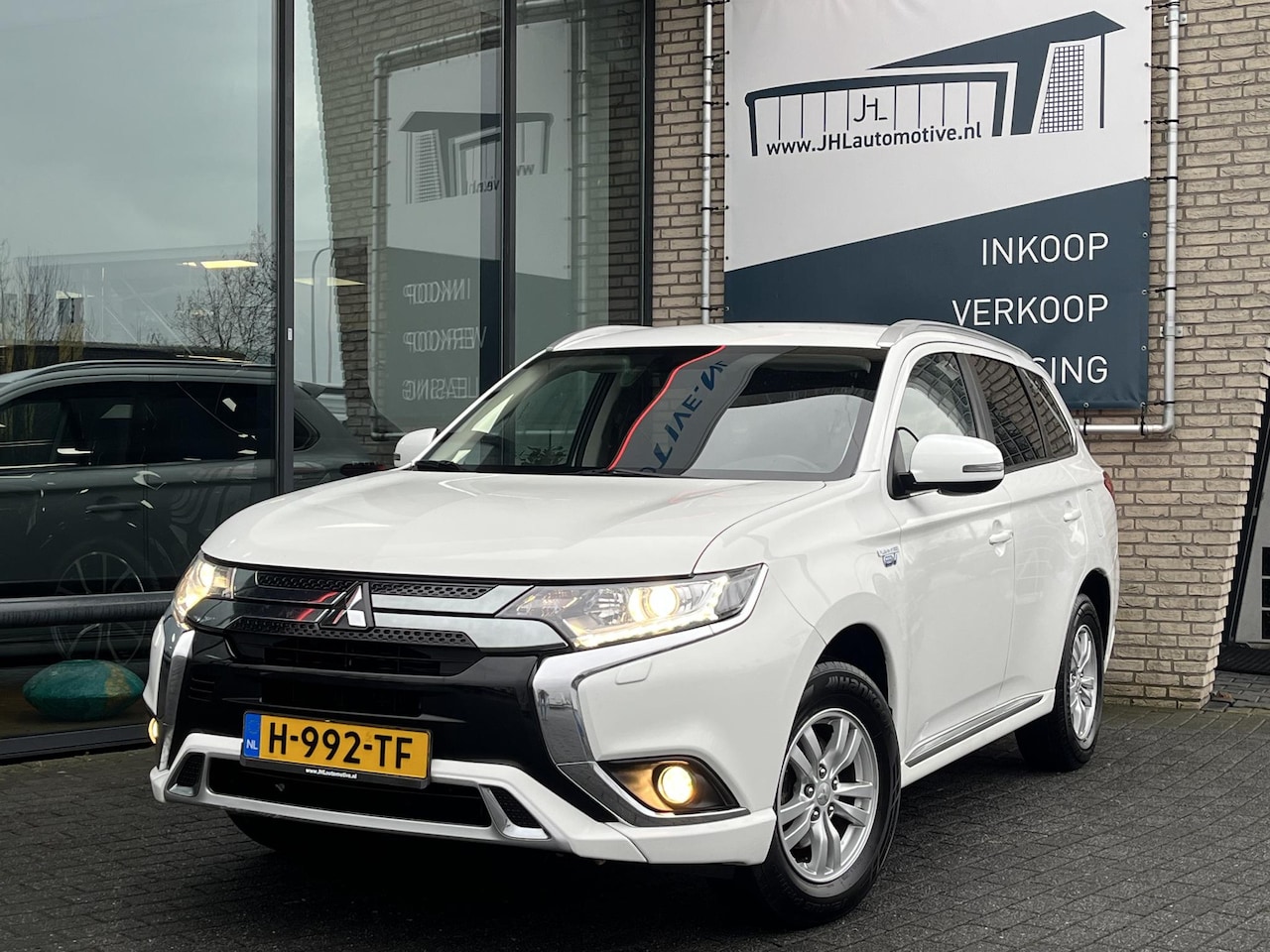 Mitsubishi Outlander - 2.4 PHEV Pure*AUTOM.*ECC*CRUISE*NAVI*CAM*TEL* - AutoWereld.nl
