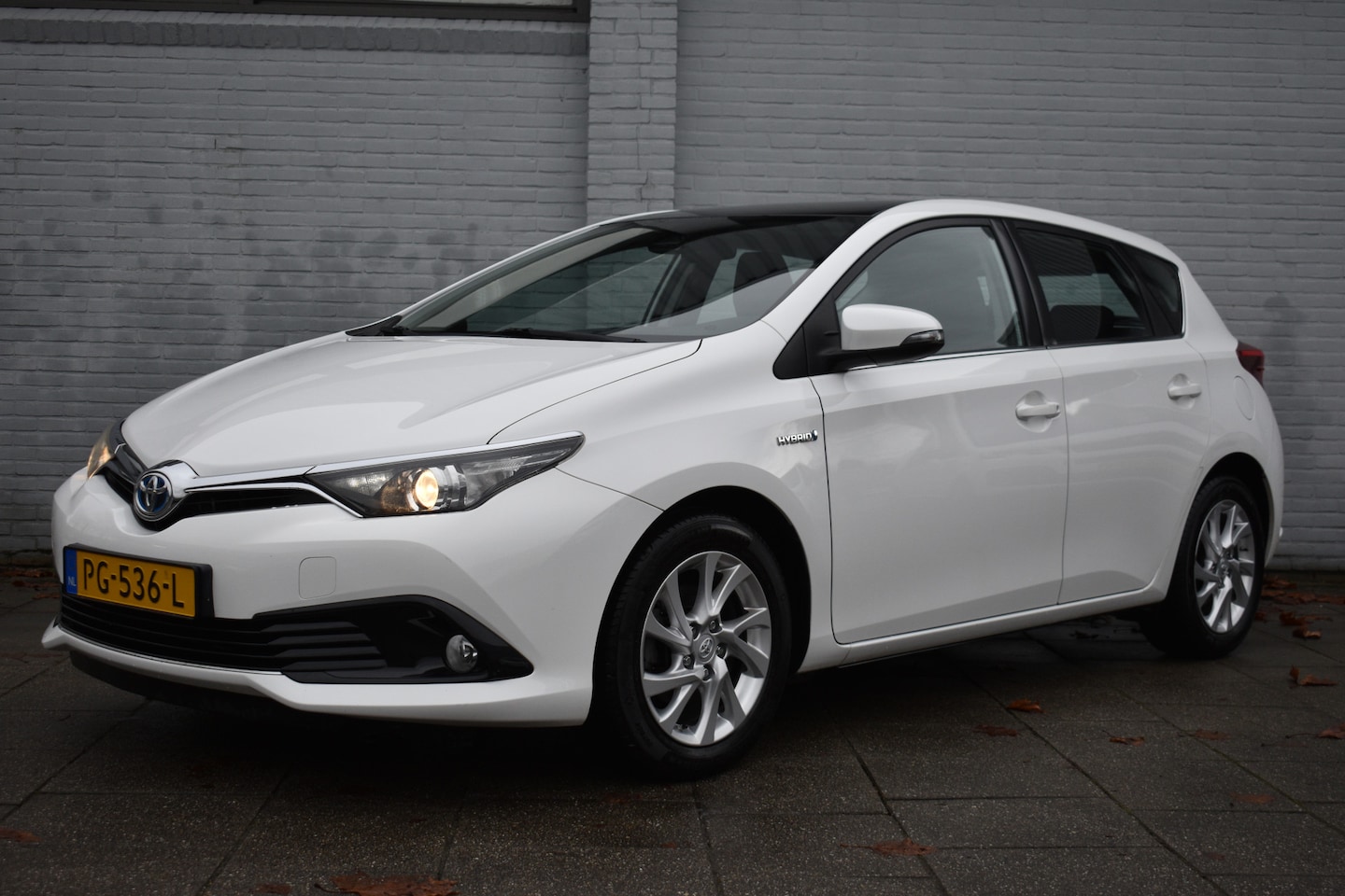 Toyota Auris - 1.8 Hybrid Aspiration Automaat 100pk | Dealer onderhouden | Achteruitrijcamera | Cruise co - AutoWereld.nl