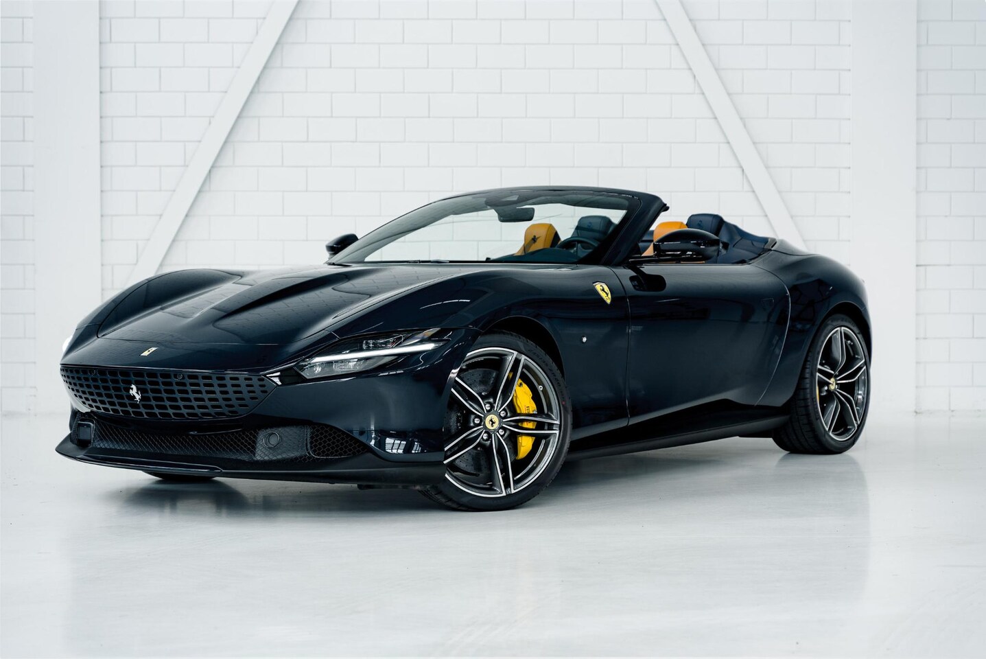 Ferrari Roma Spider - 3.9 V8 | Diamond forged Wheels | Passenger Display | Ferrari Shields | - AutoWereld.nl