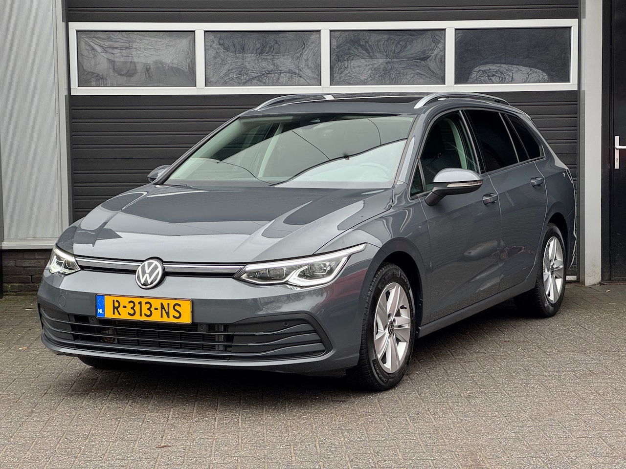 Volkswagen Golf Variant - 1.0 eTSI DSG Life Pano, Adaptive Cruise, Keyless, Dodehoek, Camera - AutoWereld.nl