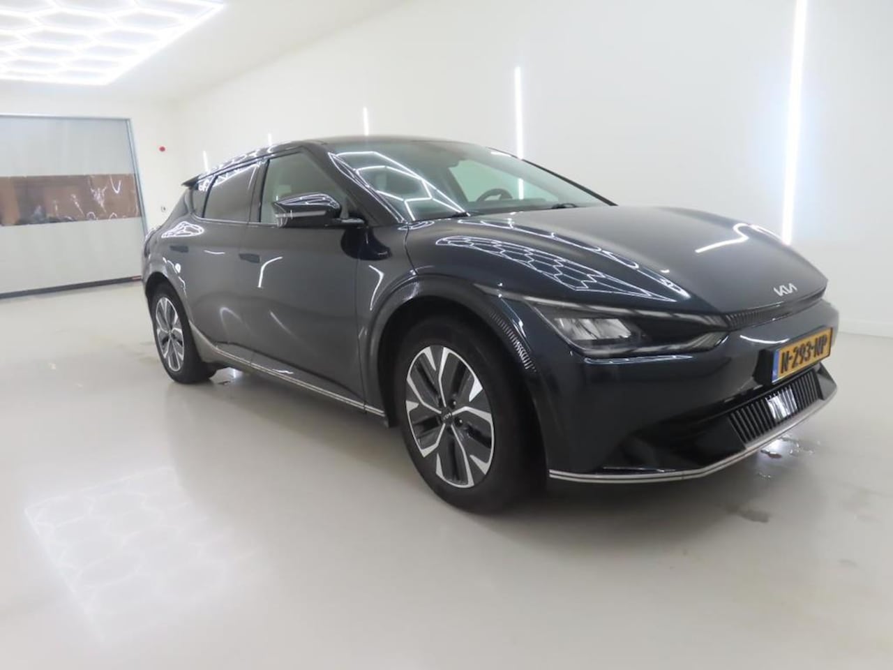 Kia EV6 - PLUS 77.4KWH SOH 100%/TREKHAAK/LEER/CAM/LED/FABRIEKSGARANTIE - AutoWereld.nl