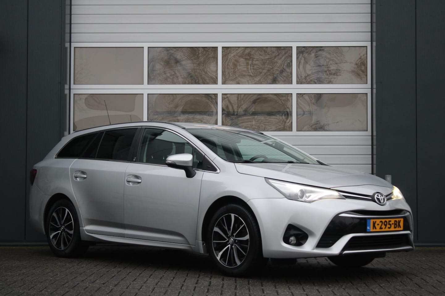 Toyota Avensis Touring Sports - 1.8 VVT-i SkyView Edition Camera/Stoelverwarming/Keyless/Lane.Assist/Navi/Bluetooth/Trekha - AutoWereld.nl