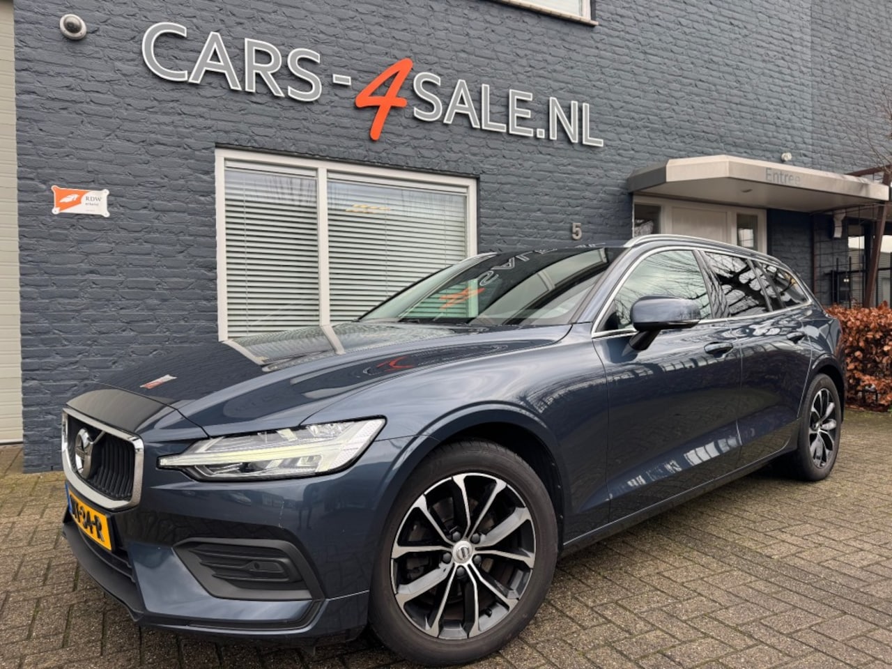 Volvo V60 - 2.0 D3 Autom. Momentum Pro + Camera + Leder + 17 inch Lmv  -2020 - AutoWereld.nl