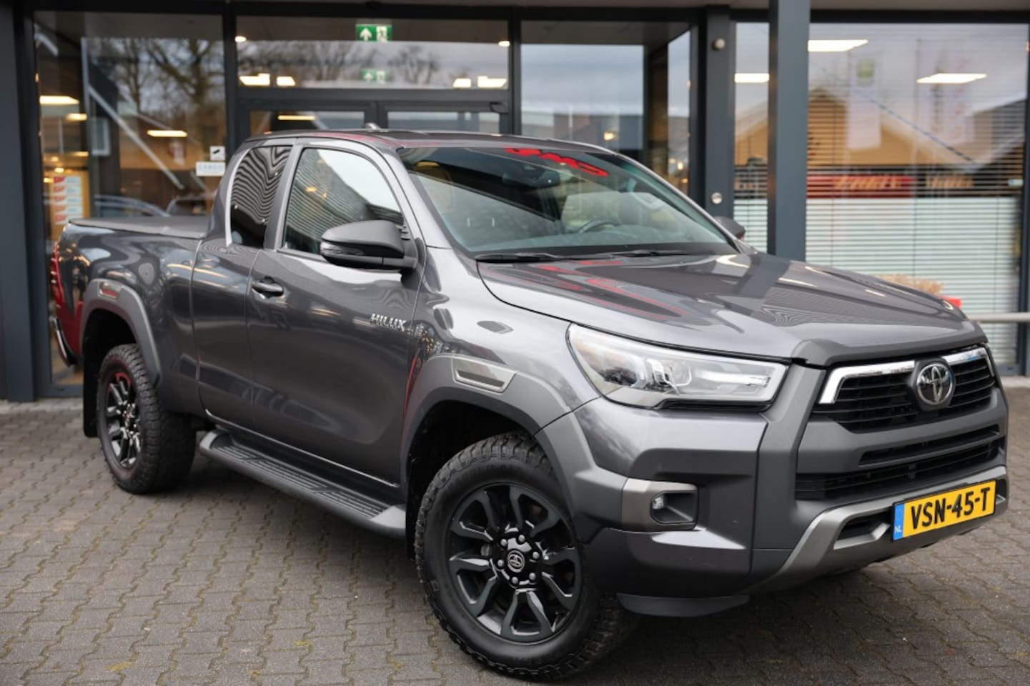 Toyota HiLux - 2.8 D-4D X-TRA CAB INVINCIBLE A/T 4WD VAN - AutoWereld.nl