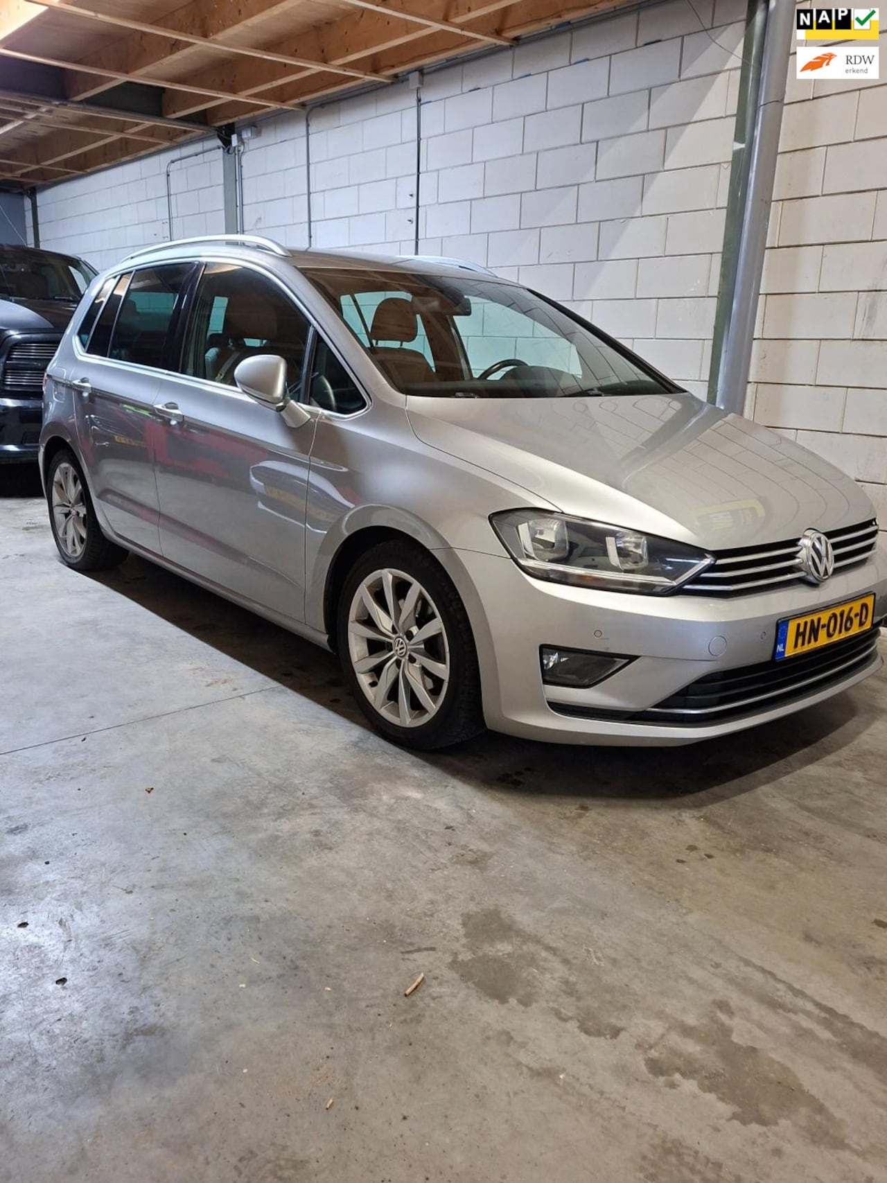 Volkswagen Golf Sportsvan - 1.6 TDI Business Edition 1.6 TDI Business Edition, Navi, Trekhaak, Blue Tooth - AutoWereld.nl