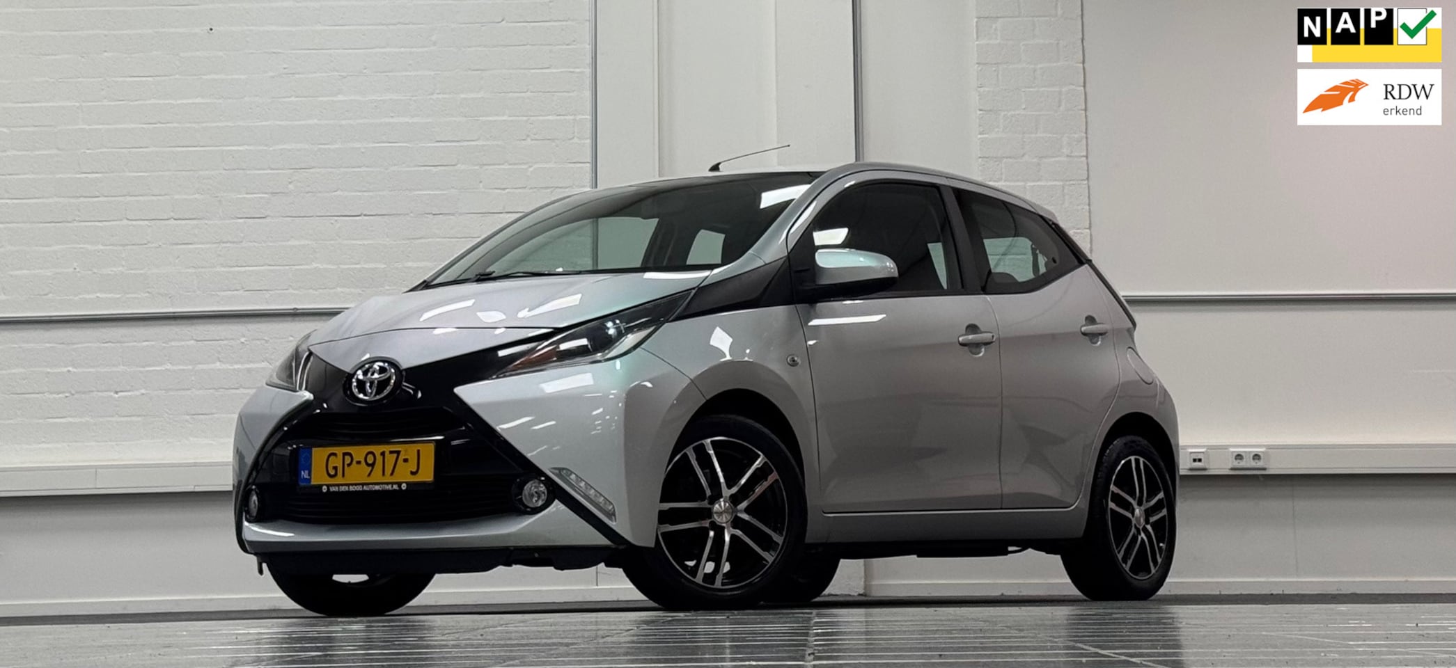 Toyota Aygo - 1.0i VVT-i x-play Camera Navigatie LM Velgen Airco - AutoWereld.nl