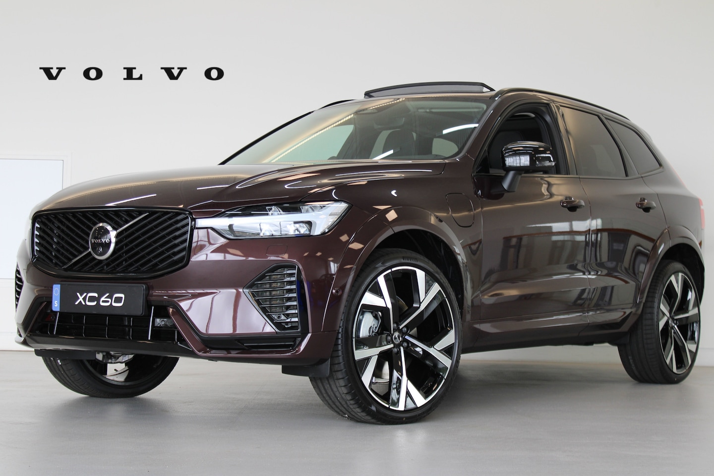 Volvo XC60 - T6 350PK AWD Ultra Dark | Executive | 22" | Luchtvering | B&W | Massage - AutoWereld.nl
