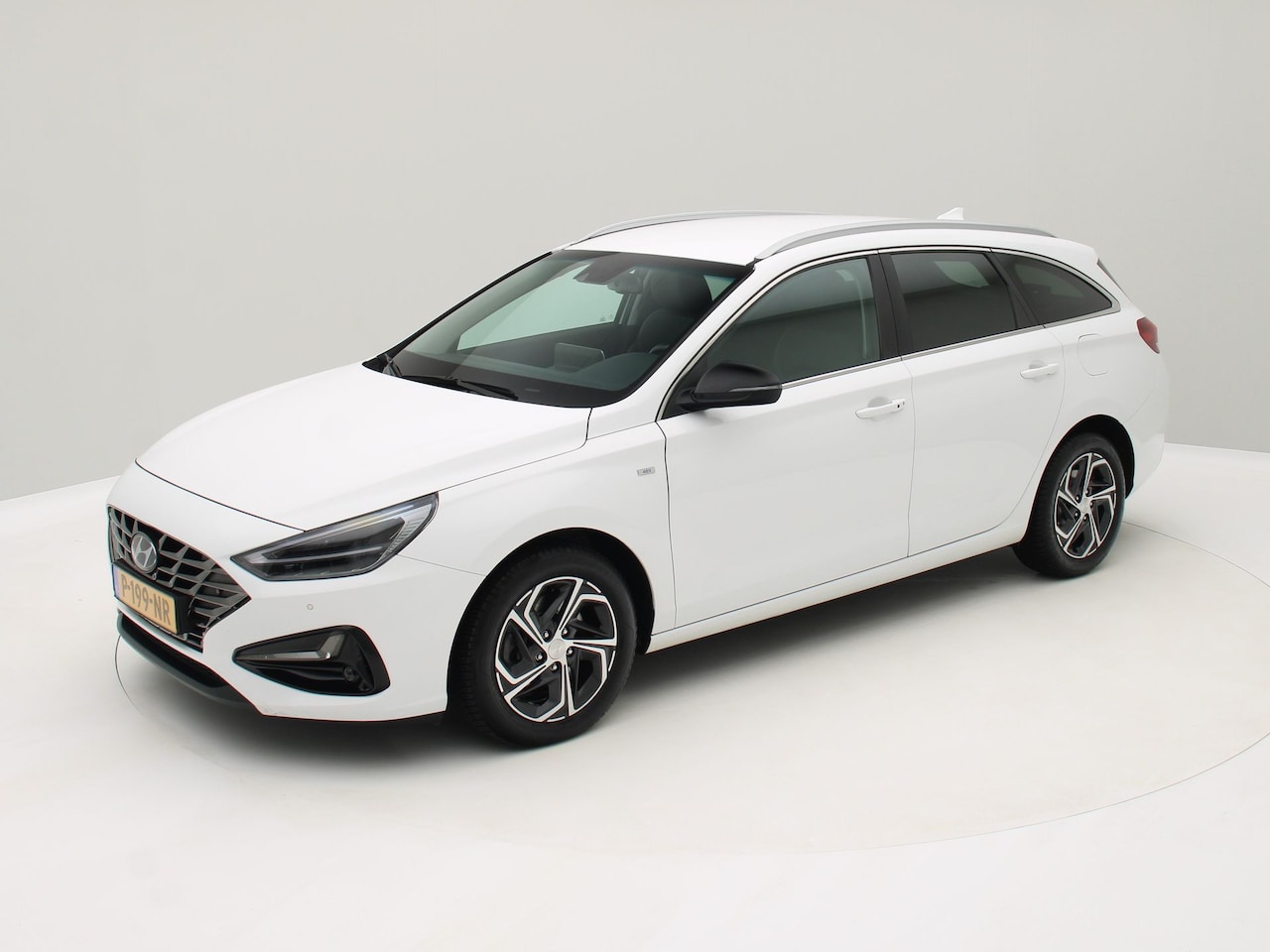 Hyundai i30 Wagon - 1.5 T-GDi MHEV Premium Aut. / Leder / Camera / Navi / Origineel NL - AutoWereld.nl