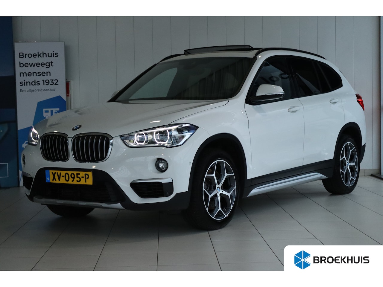 BMW X1 - sDrive20i Orange Edition III | Cruise Control | HUD | HiFi | Trekhaak | Schuifdak | Stoelv - AutoWereld.nl