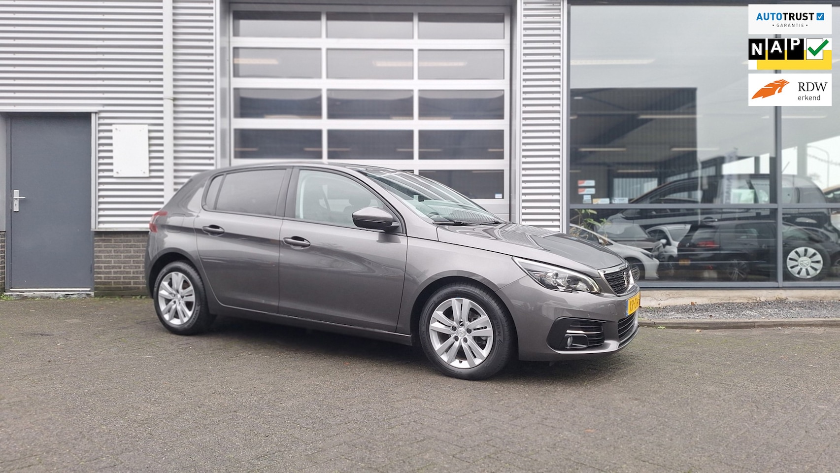 Peugeot 308 - 1.2 PureTech Blue Lease Executive/Panoramadak/Navigatie/Pdc/Cruise/Enz - AutoWereld.nl