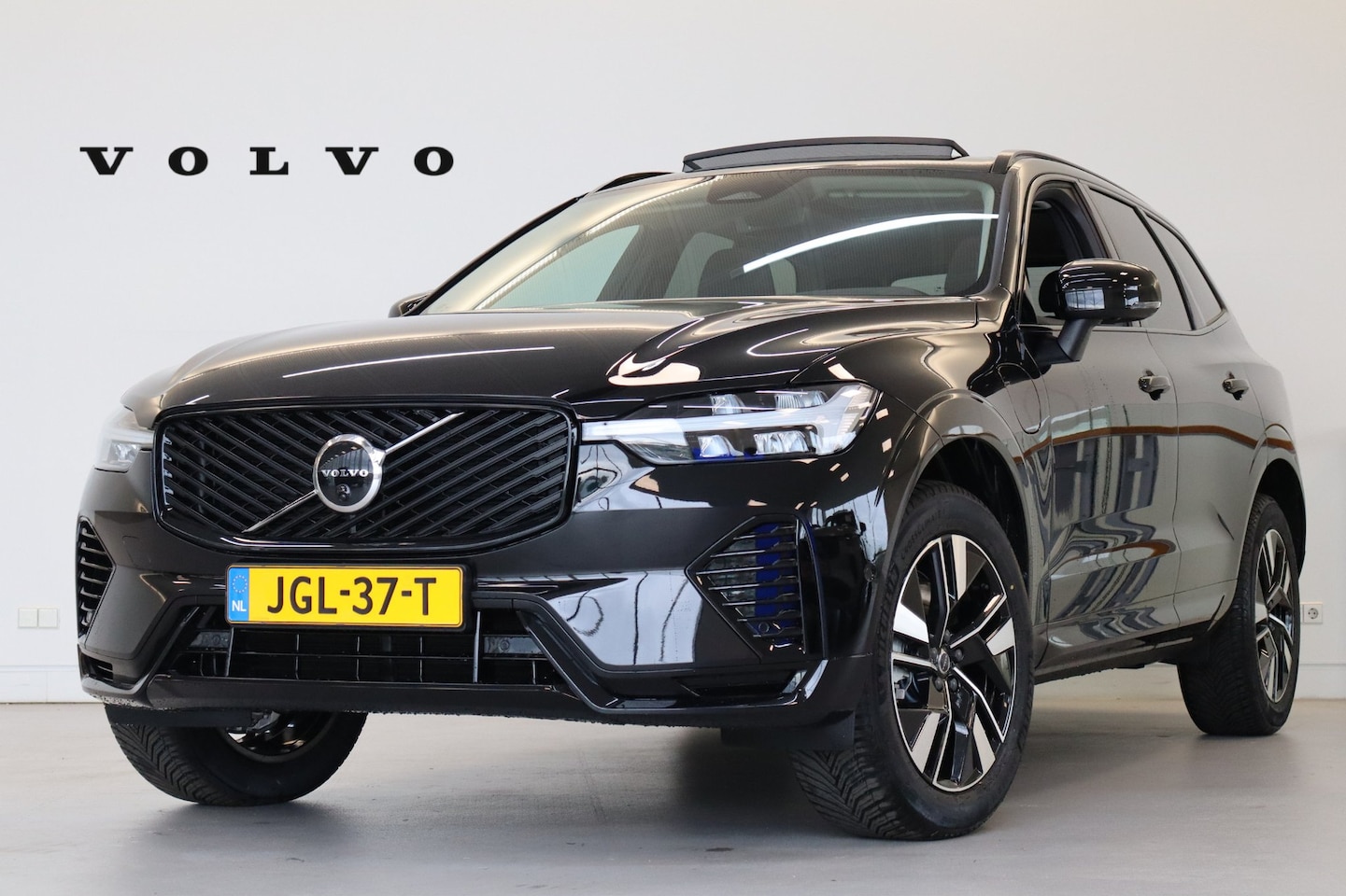 Volvo XC60 - T6 350PK Plus Dark | 360° | Head-Up | Panoramadak | HK Audio | Getint Glas | Stoel&Stuur V - AutoWereld.nl