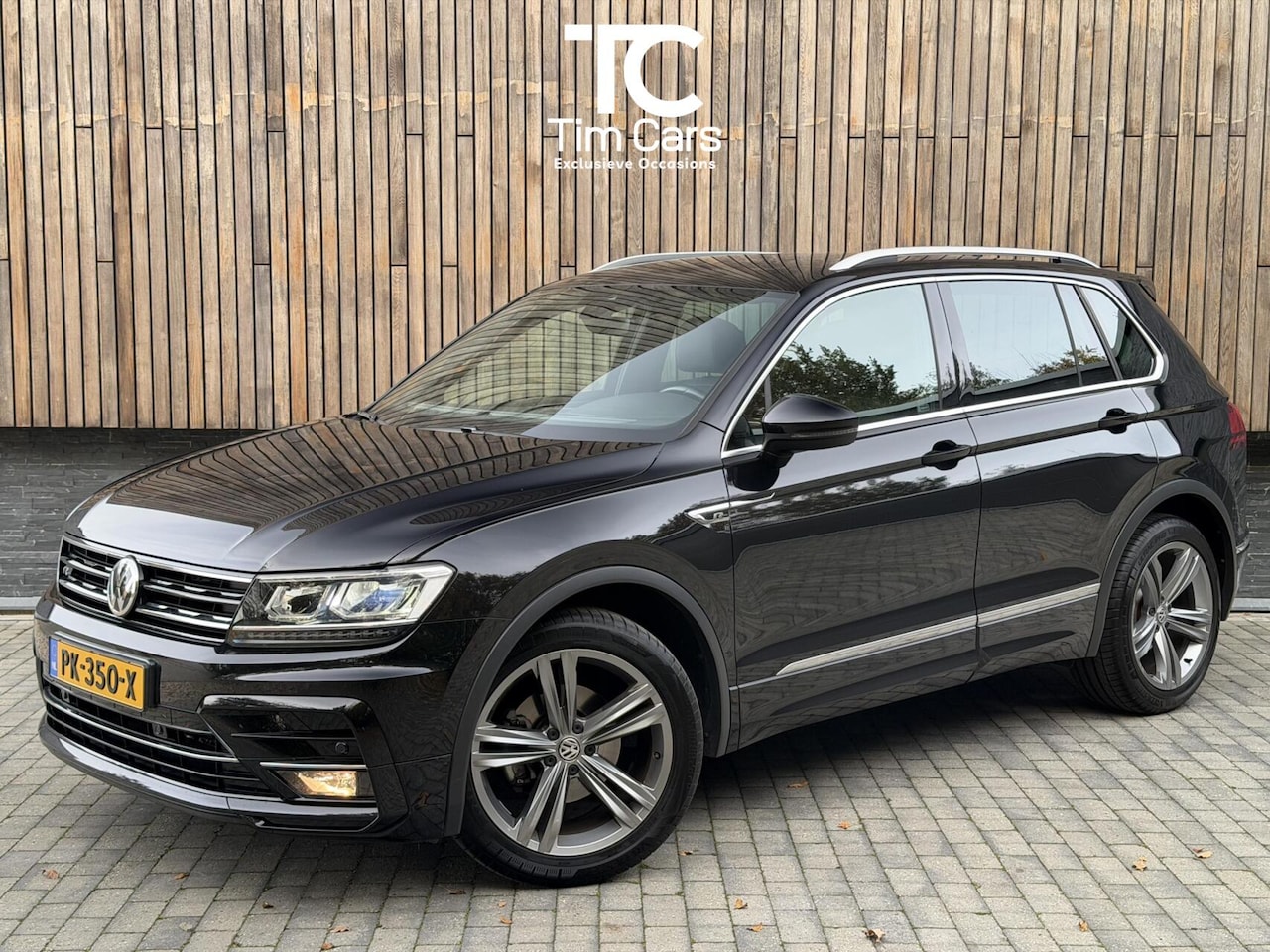 Volkswagen Tiguan - 1.4 TSI R-line Handgeschakeld | Half/leer | R-line stuurwiel | LED verlichting | Stoelverw - AutoWereld.nl