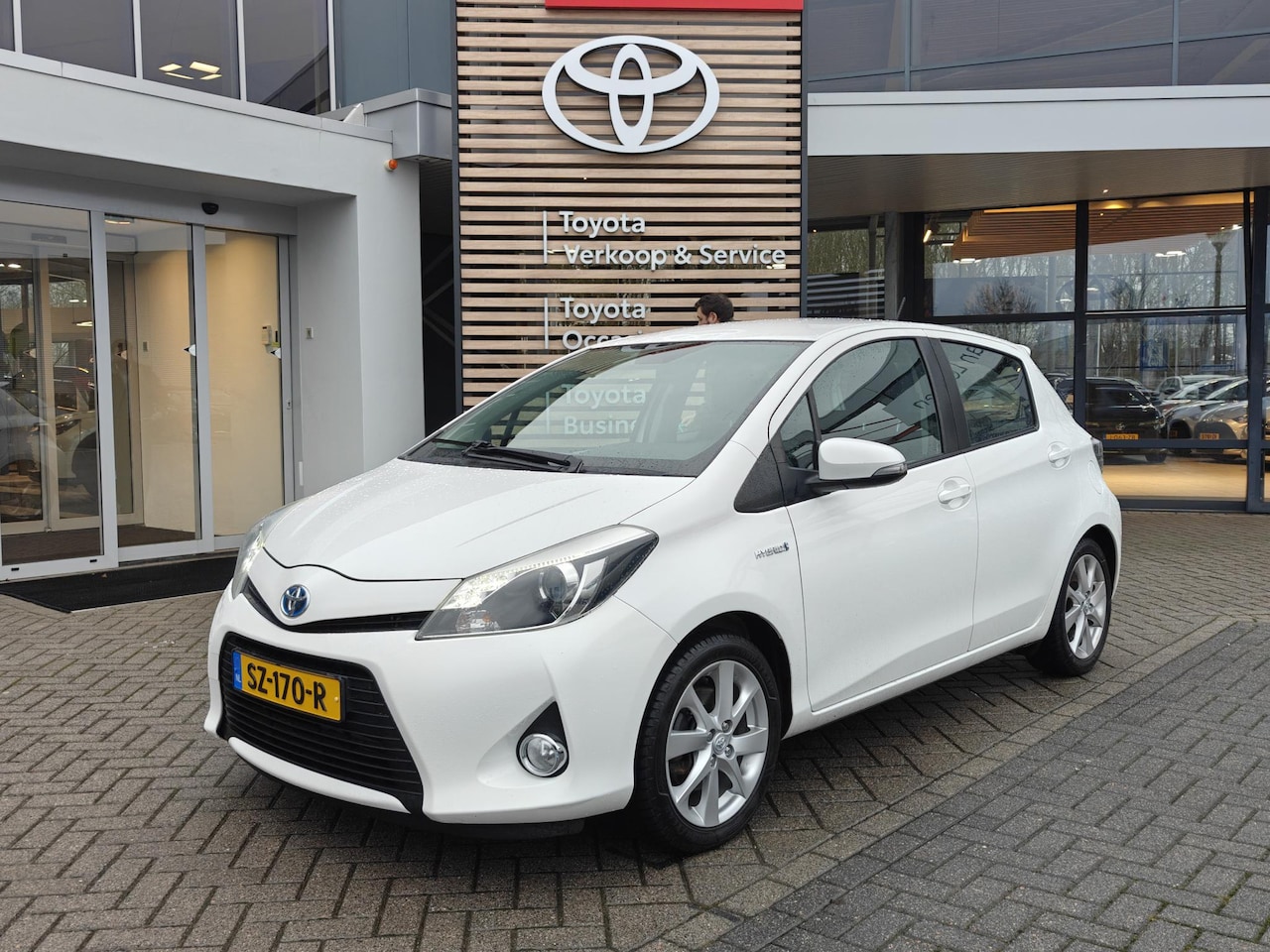 Toyota Yaris - 1.5 Full Hybrid Aspiration ALL-SEASON BLUETOOTH CAMERA LM-VELGEN HANDSFREE-BELLEN AIRCO - AutoWereld.nl