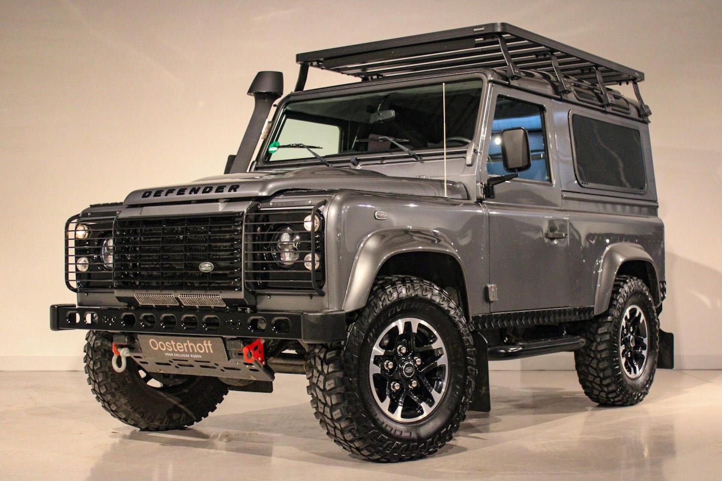 Land Rover Defender - 2.2 D HT 90" XTech grijs kenteken - AutoWereld.nl