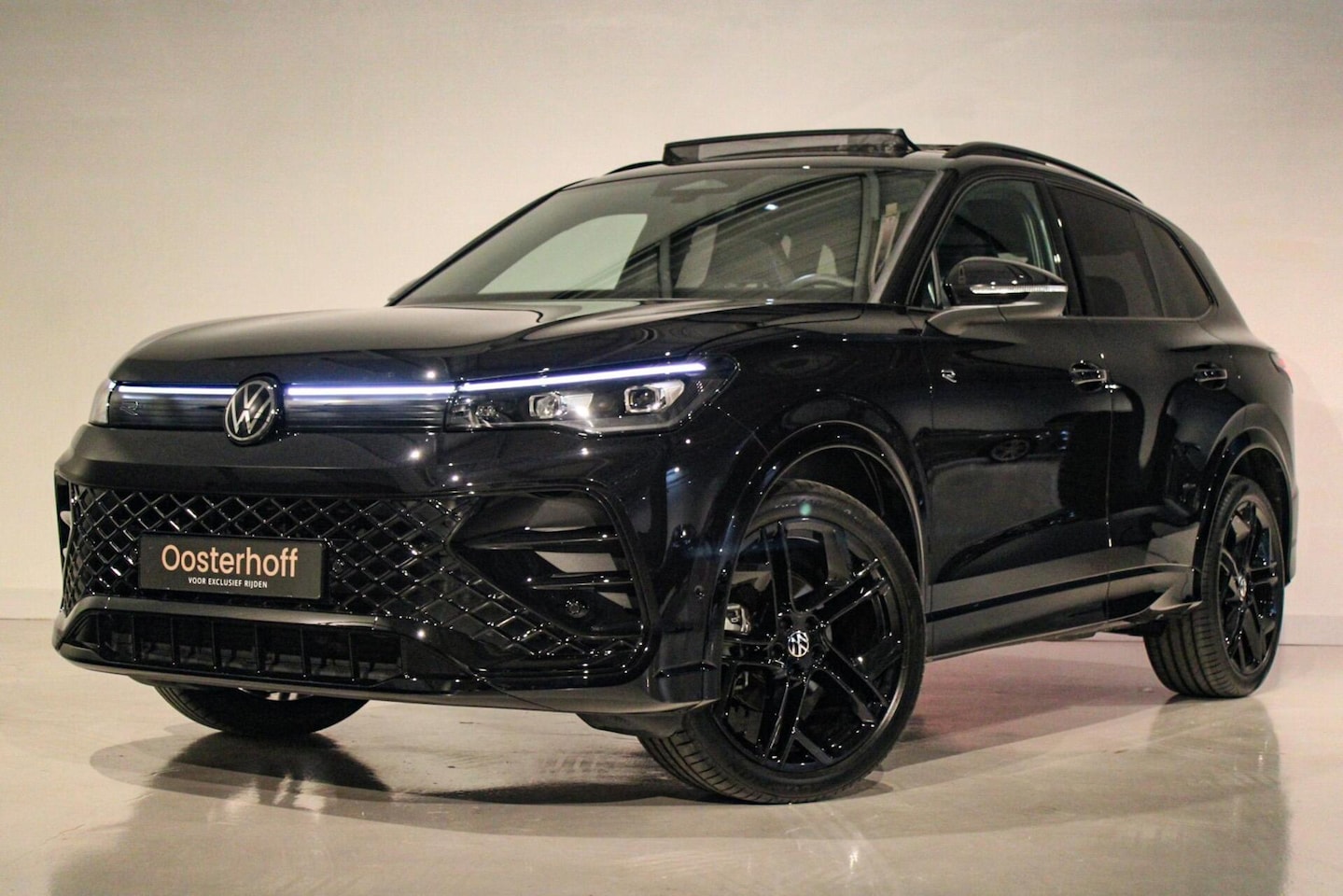 Volkswagen Tiguan - 1.5 eTSI R-Line Edition PANO | MASSAGE - AutoWereld.nl