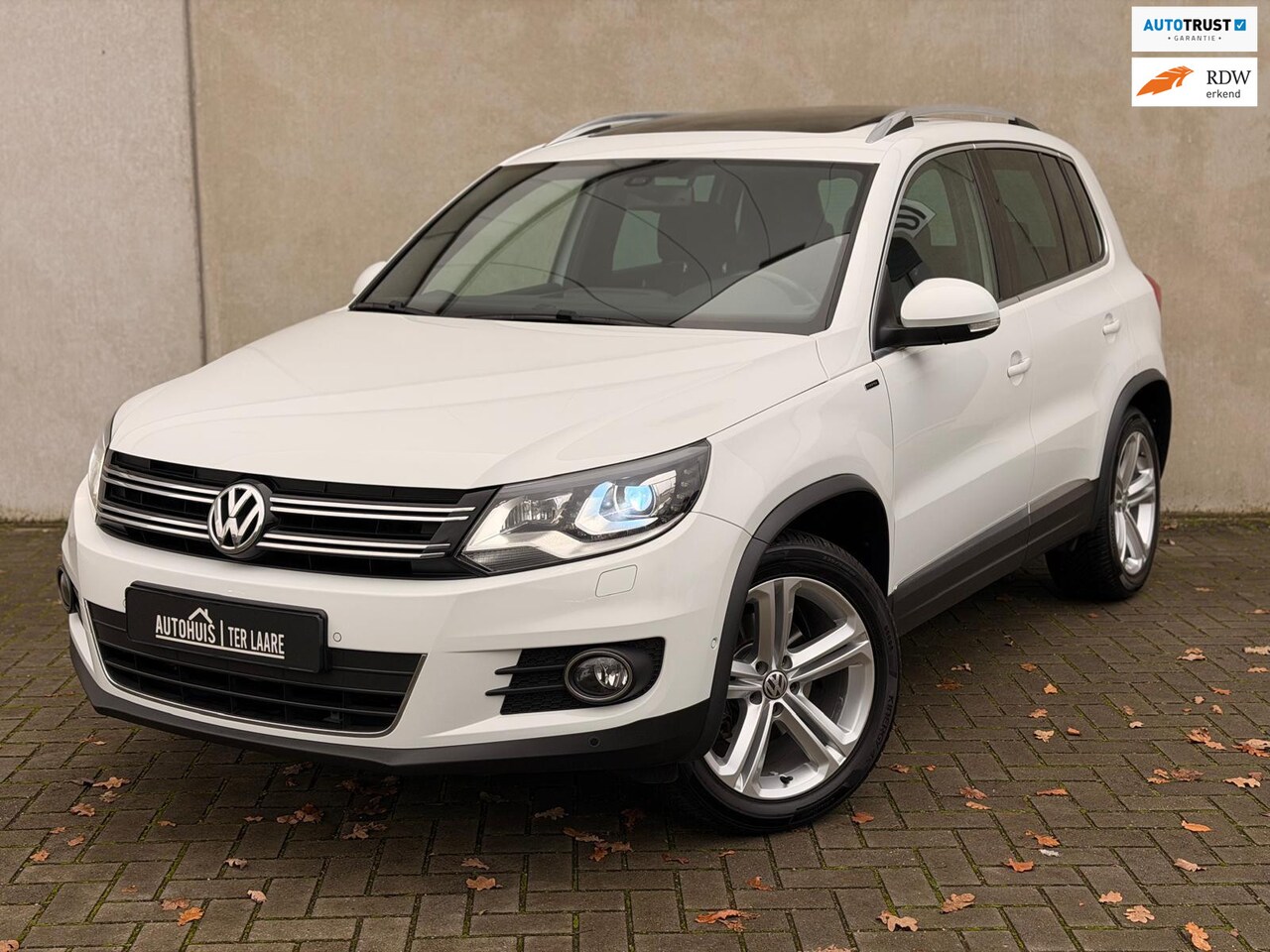Volkswagen Tiguan - 1.4 TSI DSG Pano 18'' R-Line Camera Trekhaak - AutoWereld.nl