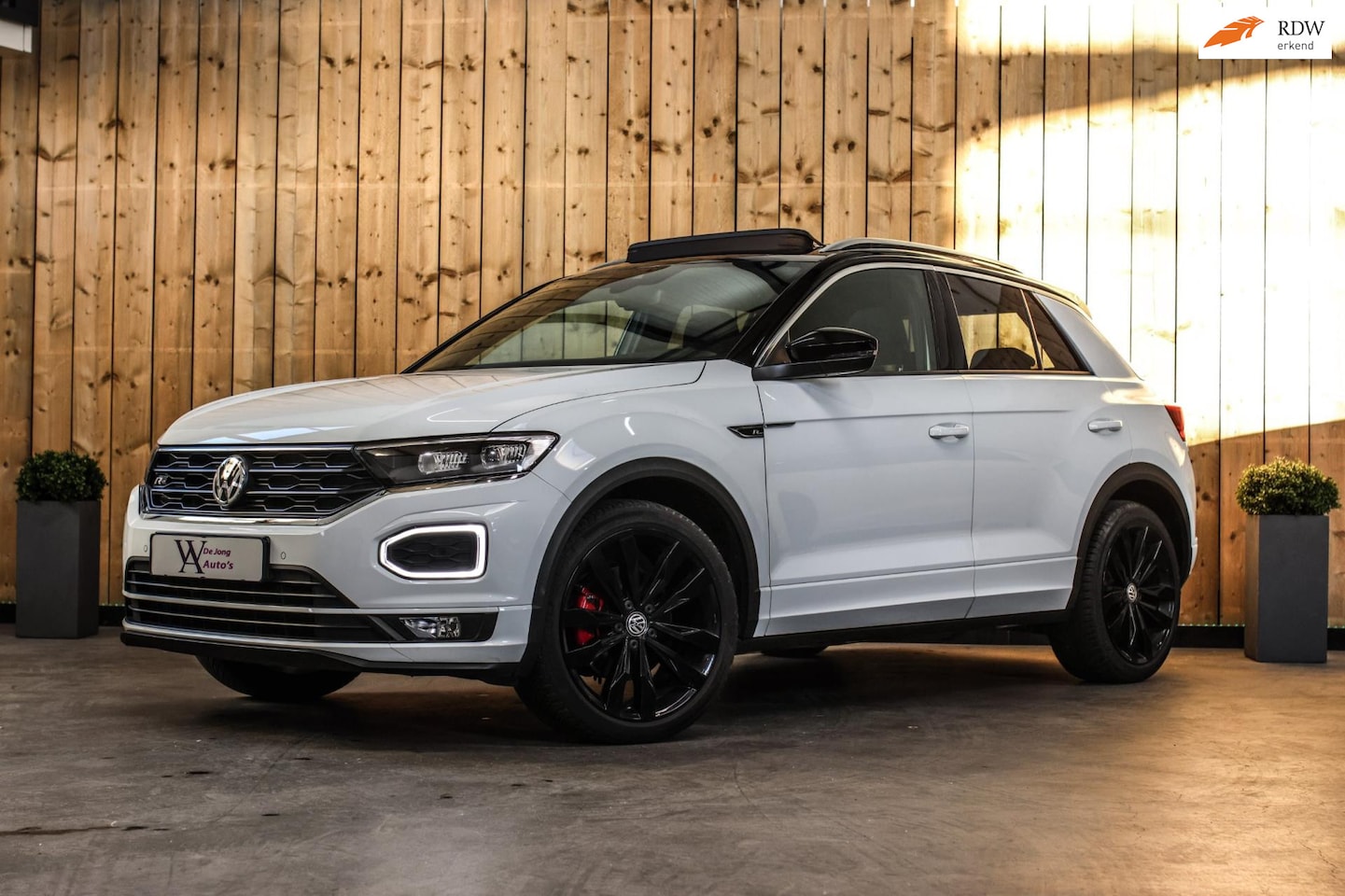Volkswagen T-Roc - 2.0 TSI 4Motion R-Line *Pano*Camera*Trekhaak*Virtual*DSG* - AutoWereld.nl