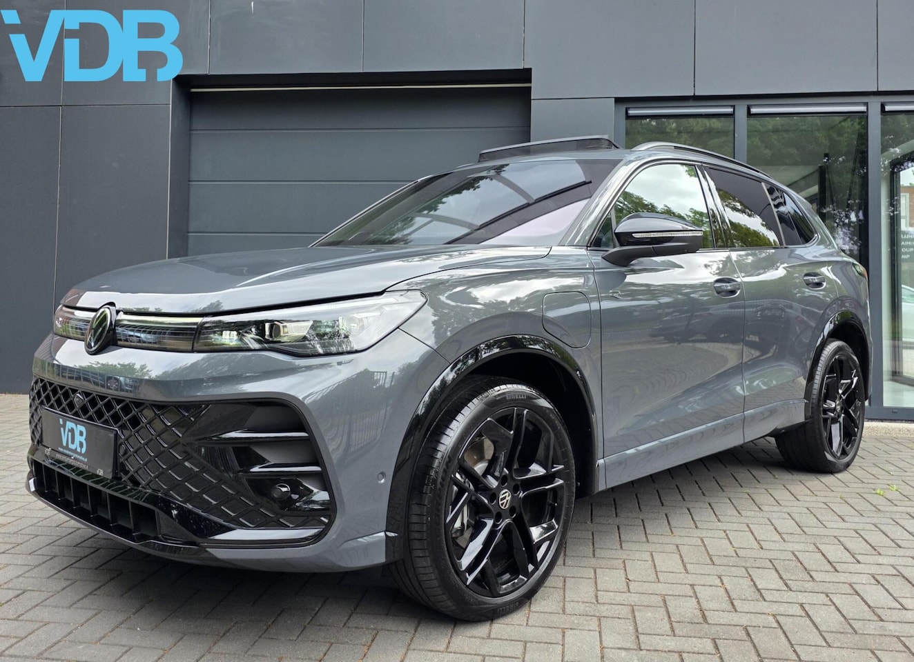 Volkswagen Tiguan - 1.5 eHybrid R-Line 272PK BLACK STYLE VOL!! - AutoWereld.nl