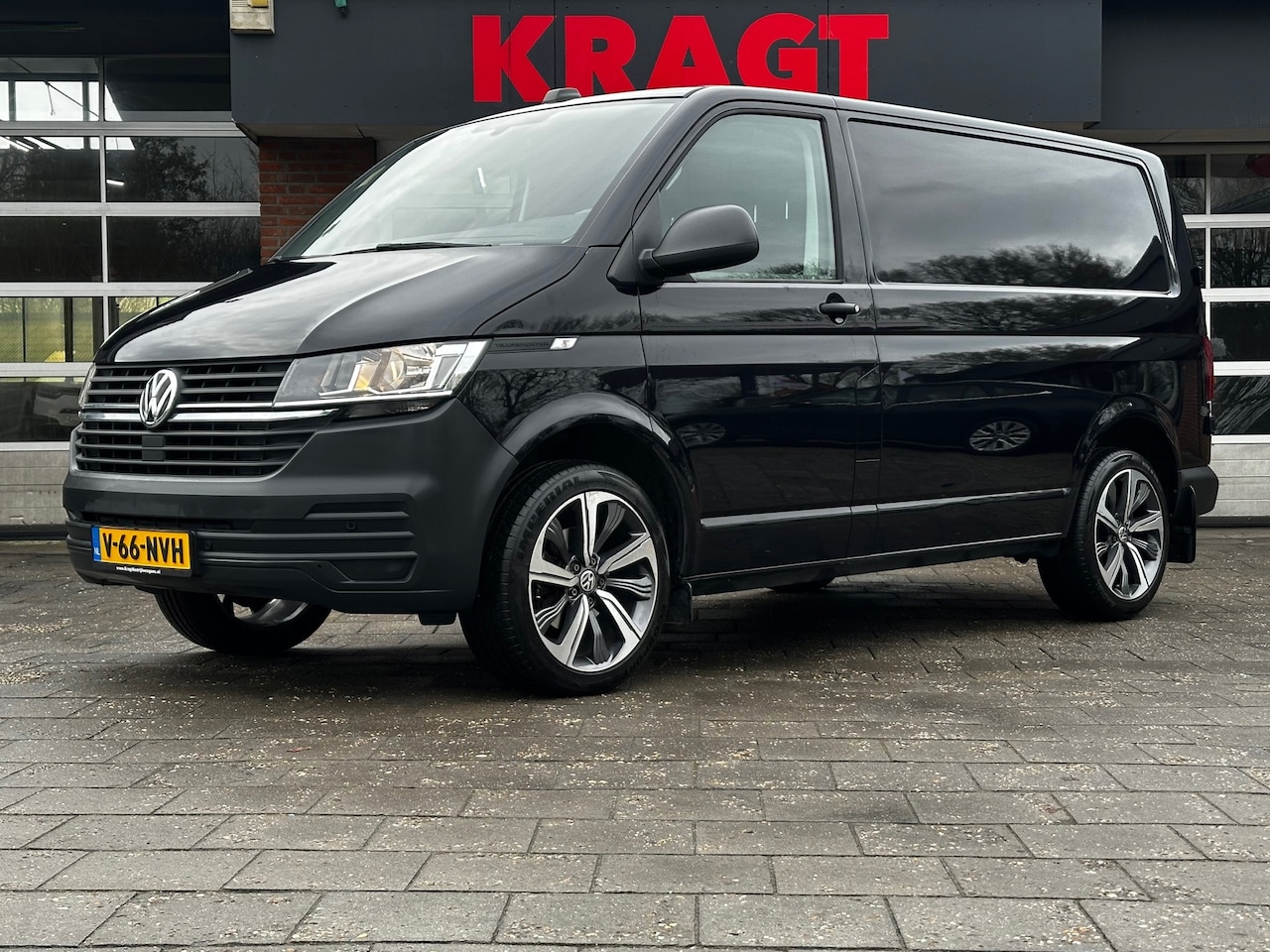Volkswagen Transporter - 2.0 L1H1 150 PK automaat! APPLE Carplay, adaptieve cruise control, achteruitrijcamera, dri - AutoWereld.nl