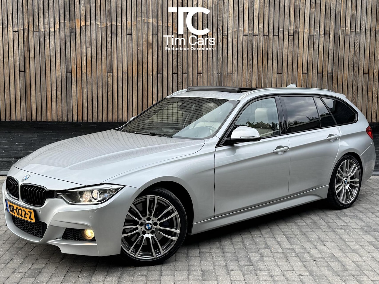 BMW 3-serie Touring - 325d M-pakket M-sport Automaat | Panoramadak | Stoelverwarming | Leer | Sportstoelen | Xen - AutoWereld.nl