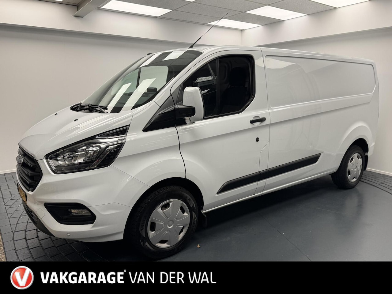 Ford Transit Custom - 320 2.0 TDCi L2H1 3Zits-Airco-Navigatie-Cr.contr-Trekhaak-Parkeersensoren - AutoWereld.nl