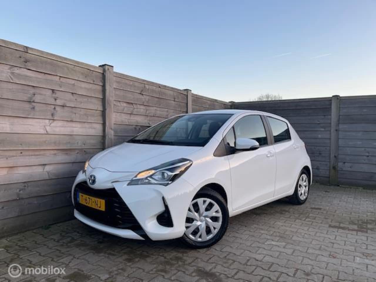 Toyota Yaris - 1.5 Hybrid Active Stoelverw-Navi-Camera - AutoWereld.nl