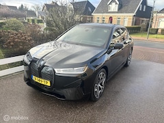 BMW iX - xDrive40 SPORT 77 kWh 360 CAMERA HARMAN KARDON HEAD UP DISPLAY SFEERVERLICHTING TREKHAAK