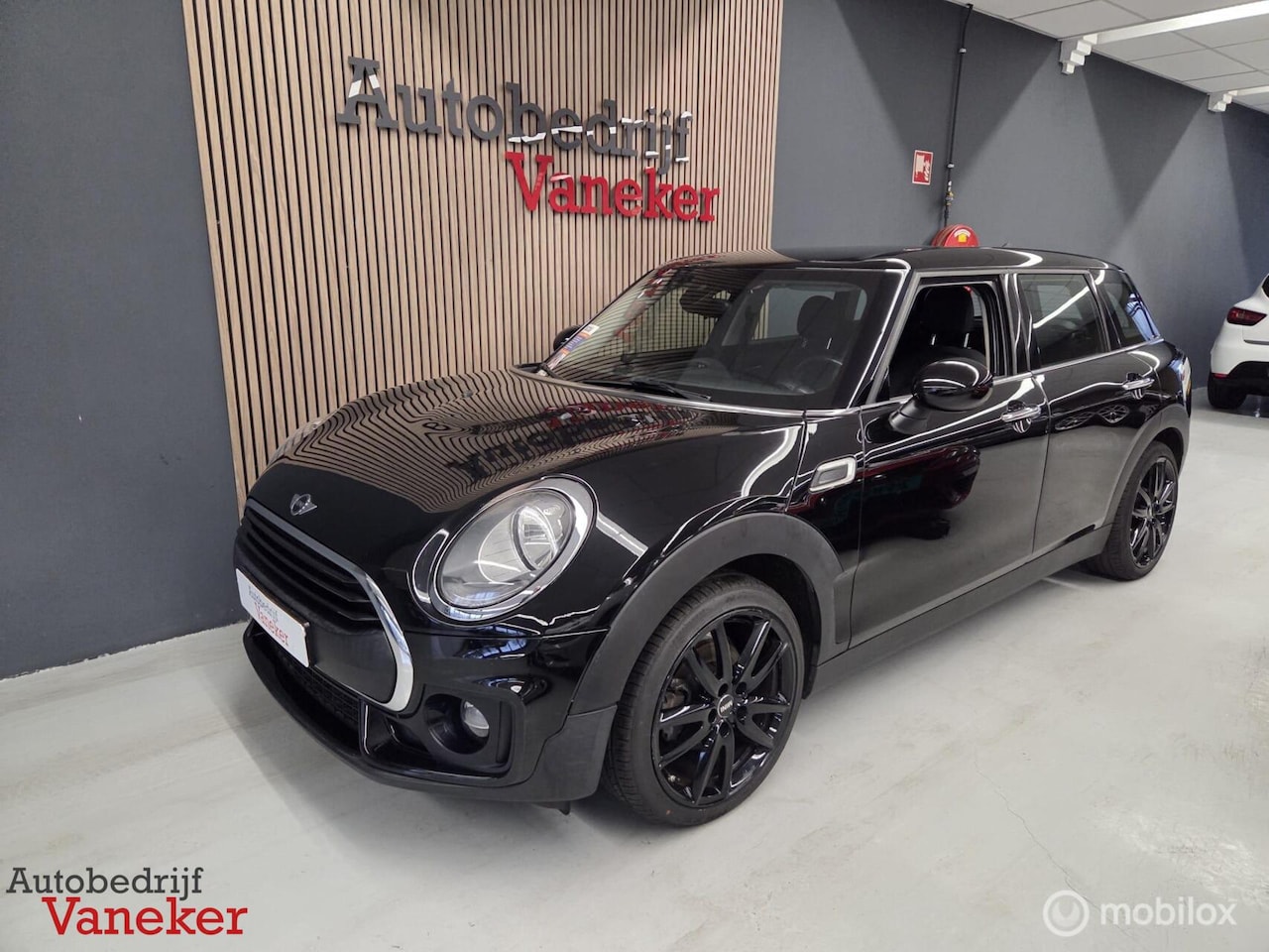 MINI Clubman - 1.5 One Pepper Business Plus|Navi|Cruise|Stoelverwarming|LED|Keyless| - AutoWereld.nl