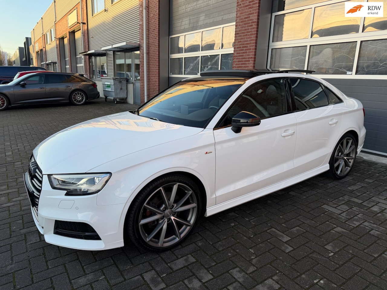 Audi A3 - LIMO 2.0 TFSI quattro 3x S-line Pano Virtual Matrix - AutoWereld.nl