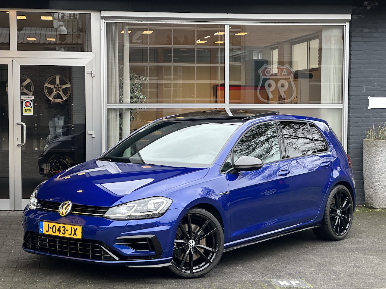 Volkswagen Golf - 2.0 TSI 4Motion R LAPIZ BLUE / PANO / ACC / AUTO - AutoWereld.nl