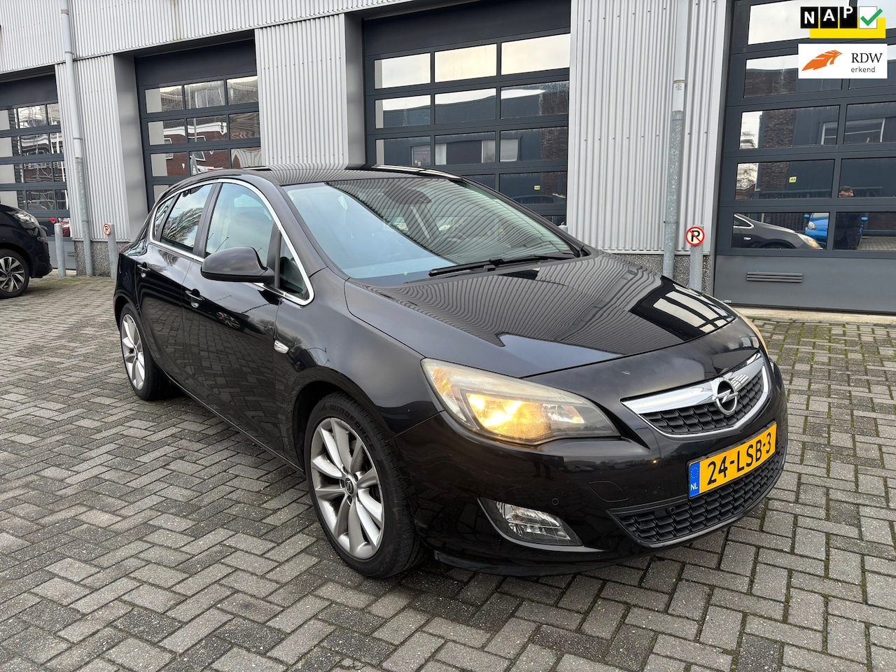 Opel Astra - 1.6 Turbo Sport NWE APK - AutoWereld.nl