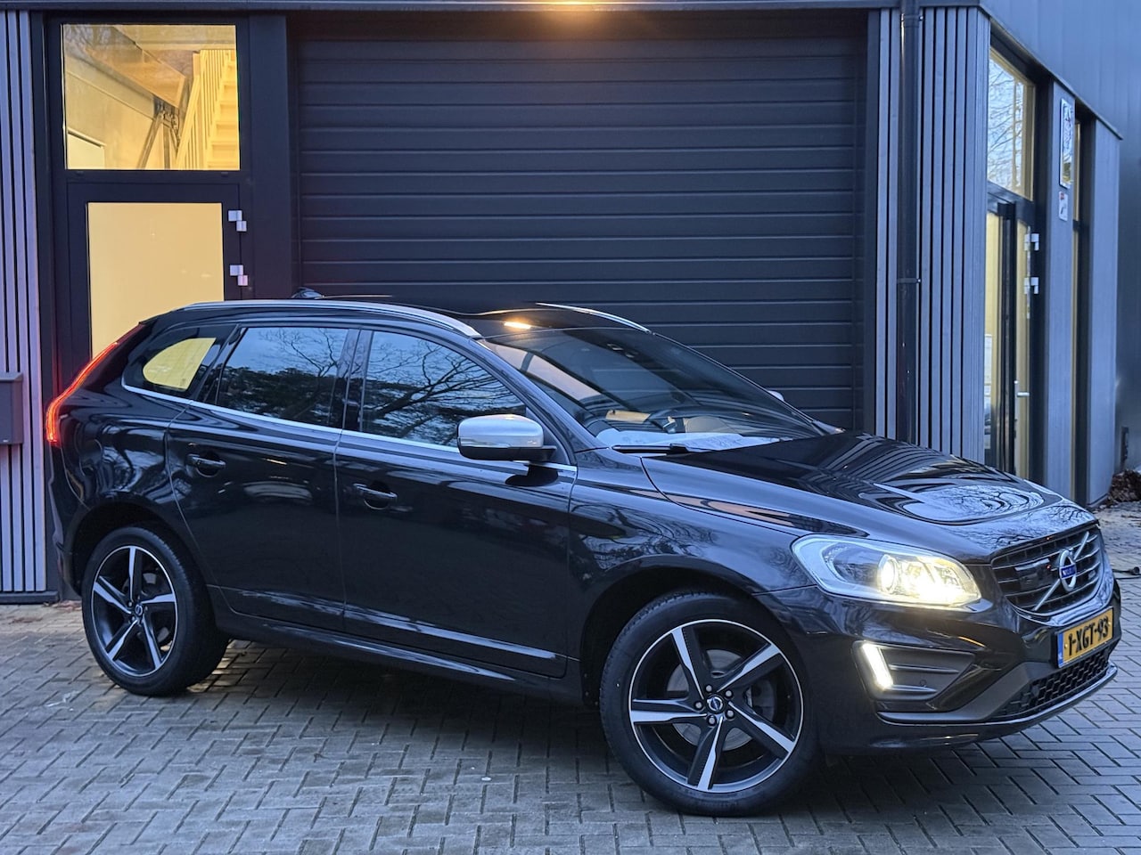 Volvo XC60 - 2.0 T5 FWD R-Design 2.0 T5 FWD R-Design - AutoWereld.nl