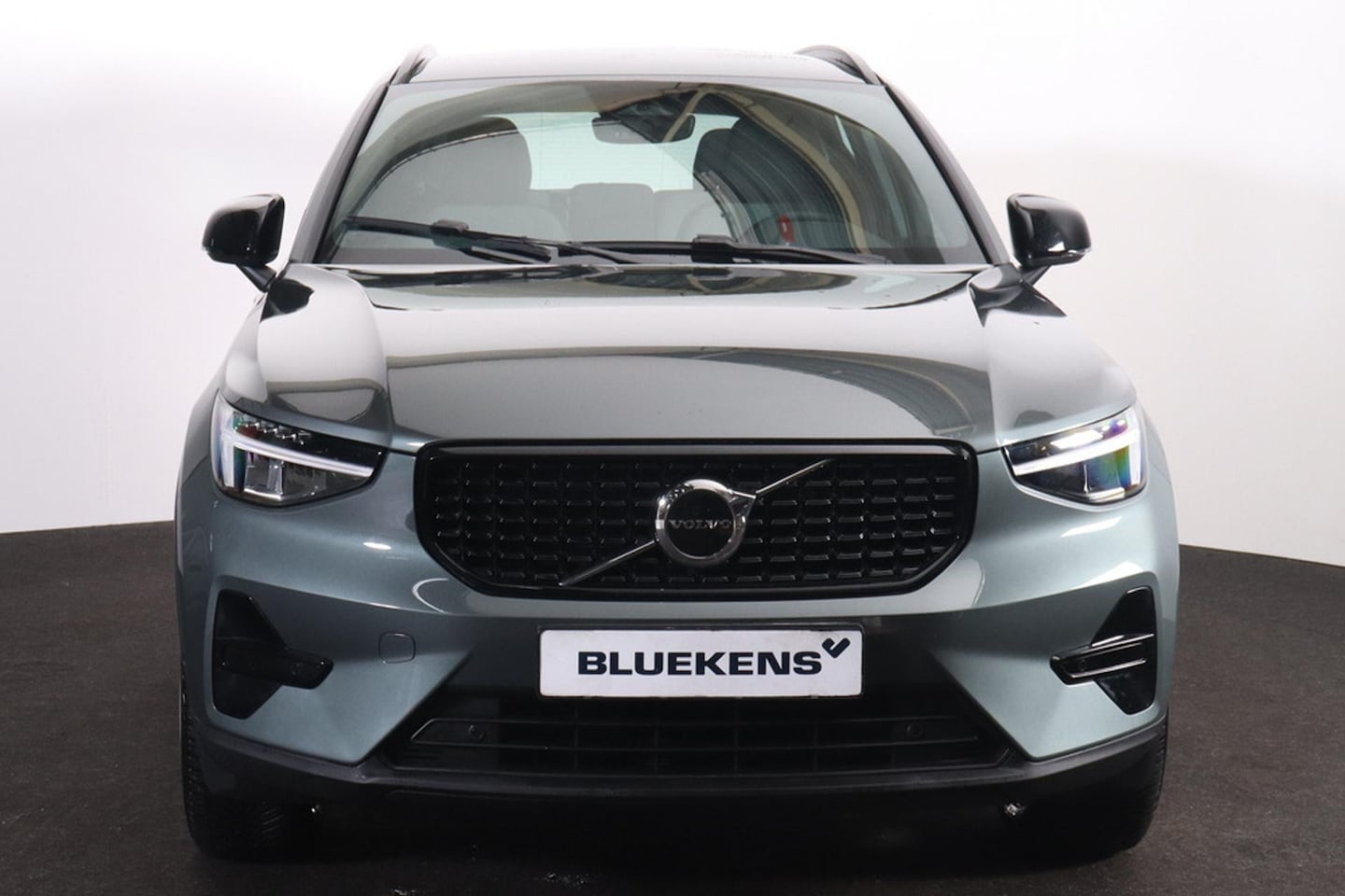 Volvo XC40 - B4 Plus Dark - IntelliSafe Assist & Surround - Parkeercamera achter - Harman/Kardon audio - AutoWereld.nl