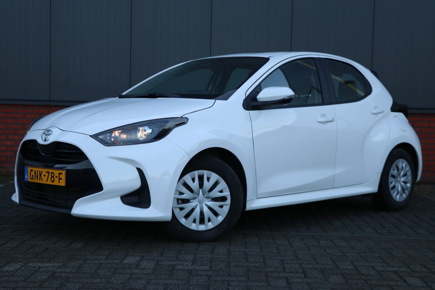 Toyota Yaris - 1.5 Hybrid 115 Comfort NAP | camera | carplay | ACC | - AutoWereld.nl