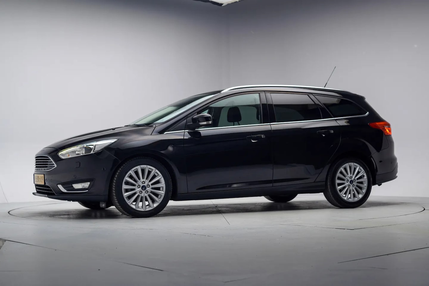 Ford Focus - 1,0 Titanium Edition [ Camera Cruise controle Navigatie Trekhaak] - AutoWereld.nl