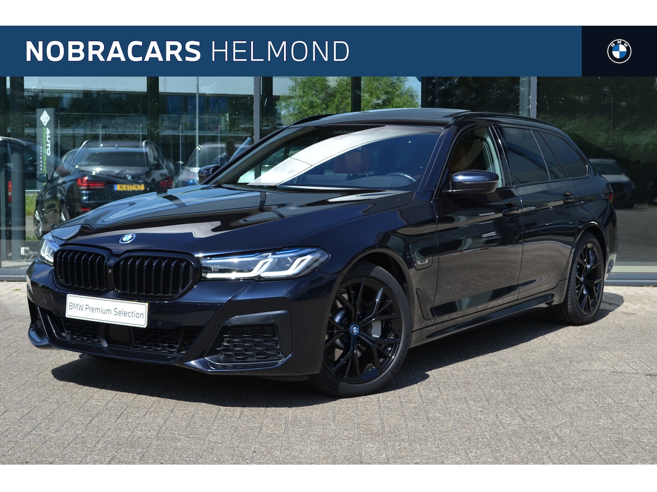 BMW 5-serie Touring - 530e xDrive High Executive M Sport Automaat / Panoramadak / Trekhaak / Laserlight / Comfor - AutoWereld.nl