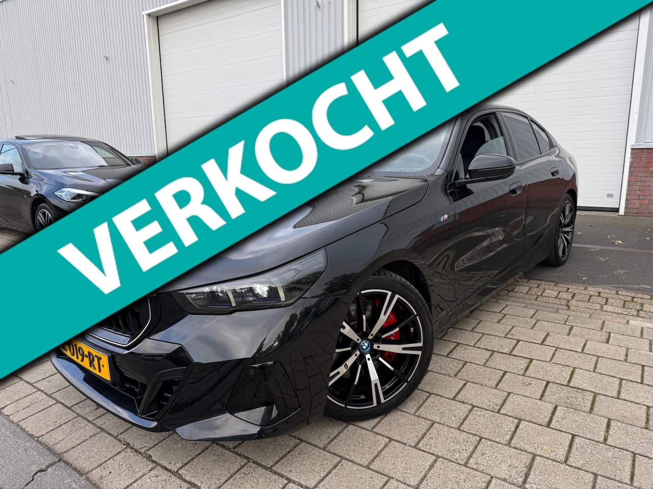 BMW i5 - EDrive40 2024 M-PAKKET SHADOW PANORAMA LEDER HARMAN KARDON 1-EIG - AutoWereld.nl