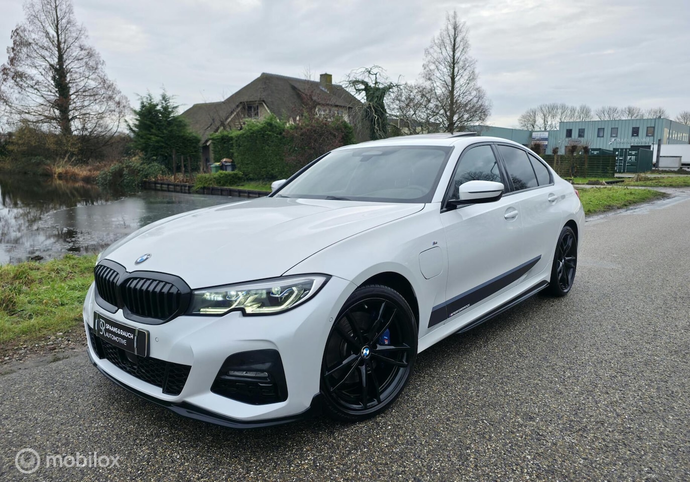 BMW 3-serie - 330e M-pakket / Pano / HUD / / Memory / Full - AutoWereld.nl