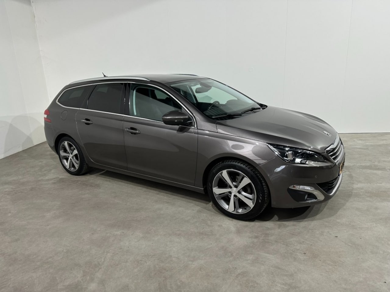 Peugeot 308 - Allure,130 pk, 17 inch, Navigatie,panodak, keyless, NAP, - AutoWereld.nl