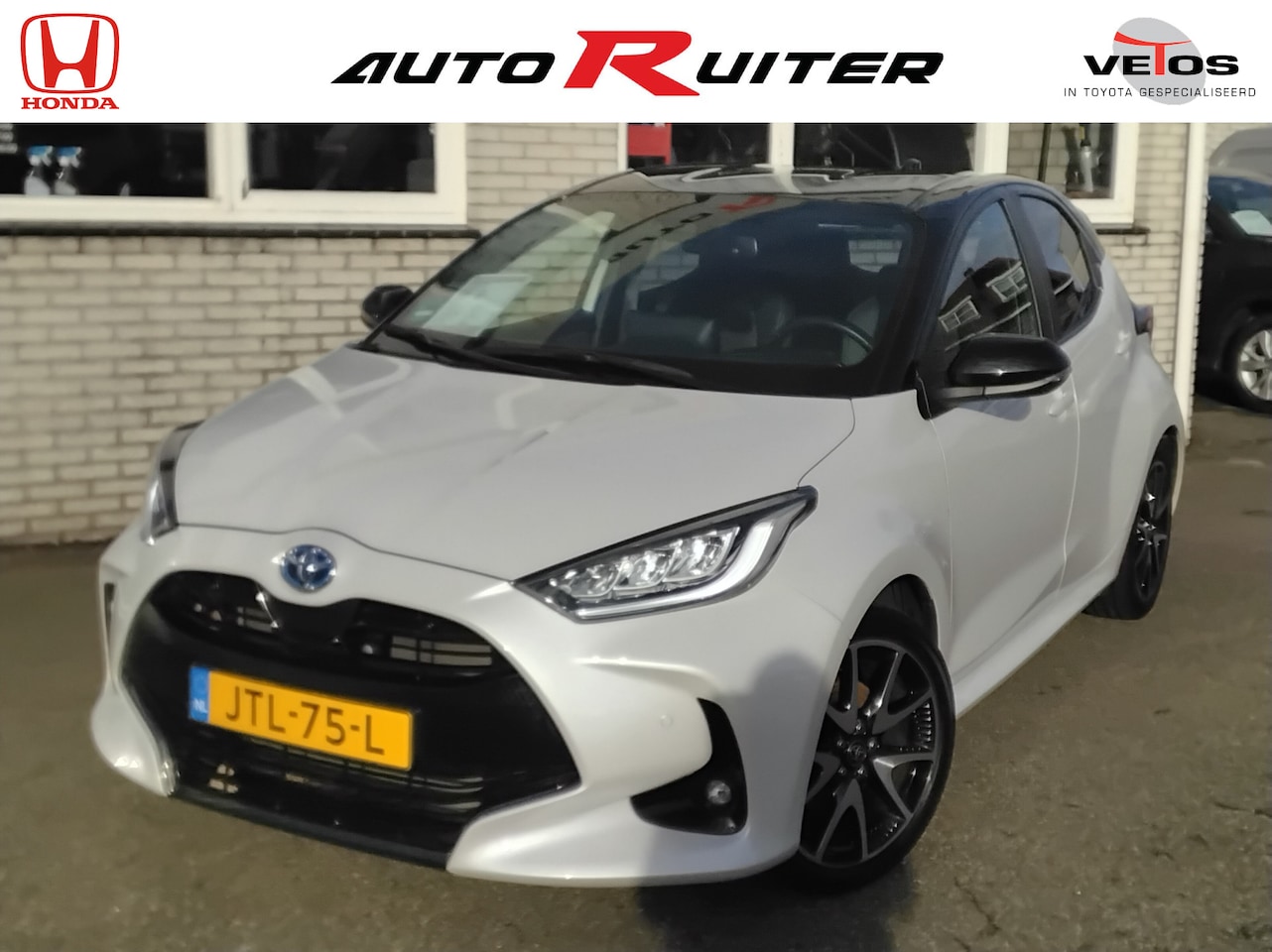 Toyota Yaris - 1.5 Hybrid Style Bi Tone - AutoWereld.nl