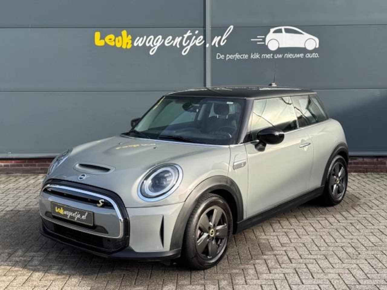 MINI Mini-Electric - Essential 33 kWh *carplay *navi *moonwalk - AutoWereld.nl