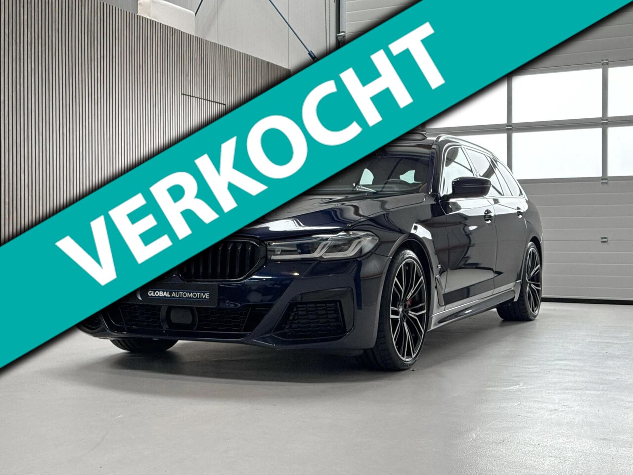BMW 5-serie Touring - 530d xDrive - M PAKKET - SCHUIFDAK - 20'' - COMFORTSTOELEN - STOELVENTILATIE - TREKHAAK - AutoWereld.nl