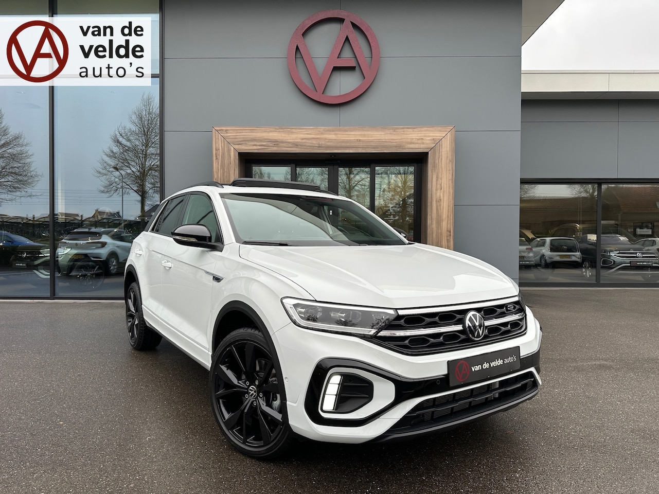 Volkswagen T-Roc - 1.5 TSI R-Line | Black style | Panoramadak | 19 inch | Camera | Keyless | Dode hoek | Rijk - AutoWereld.nl