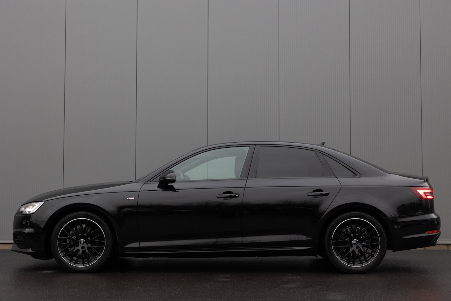 Audi A4 Limousine - 2.0 | 191PK | S-Line Black | LEDER | STOELV | D SHAPE STUUR - AutoWereld.nl