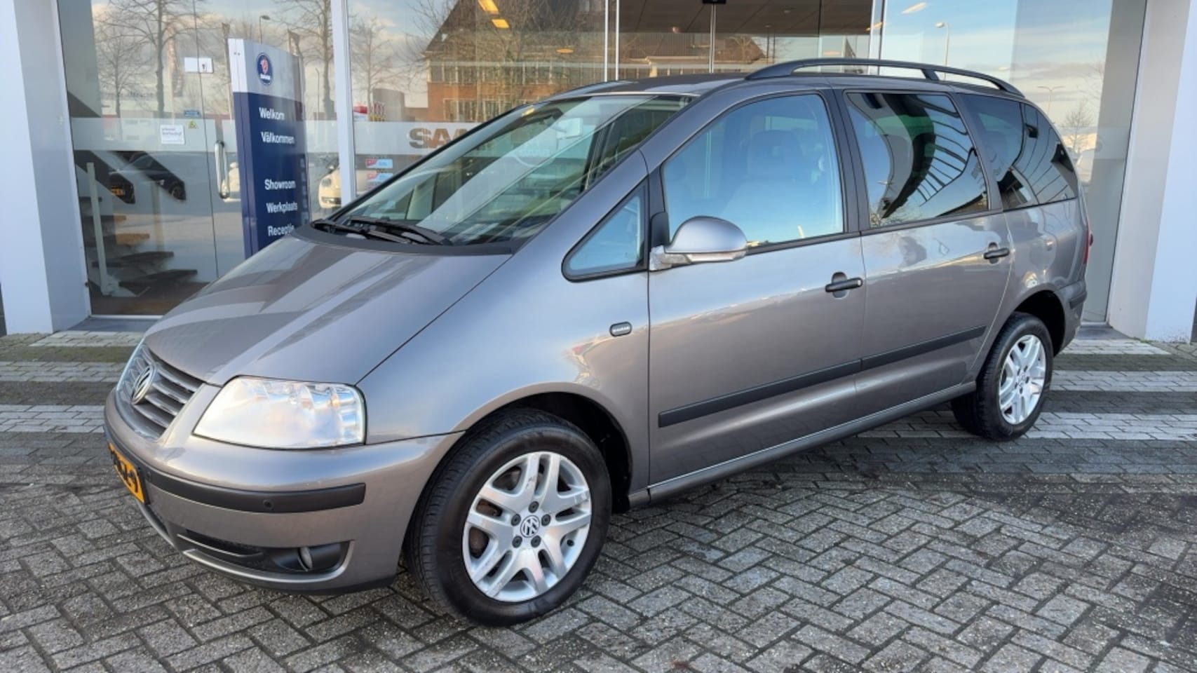 Volkswagen Sharan - 2.0 Trendline Trekhaak Navi PDC Airco - AutoWereld.nl